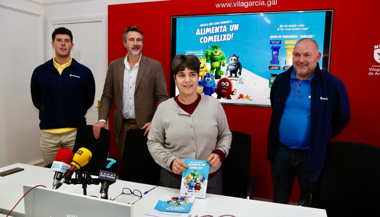 Alberto Varela y Tania García, junto a responsables de Urbaser, en la presentación de la campaña