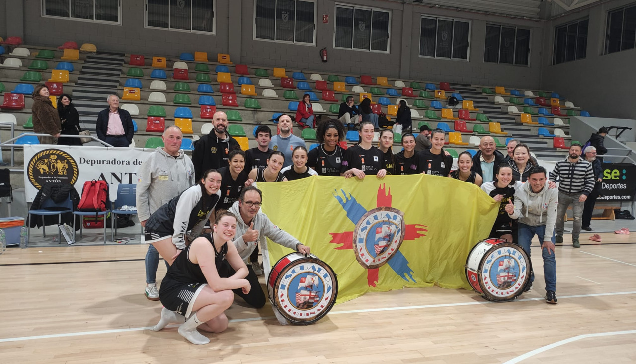 Las jugadoras posan con los integrantes de la Escuadra Arlequinada, el sábado