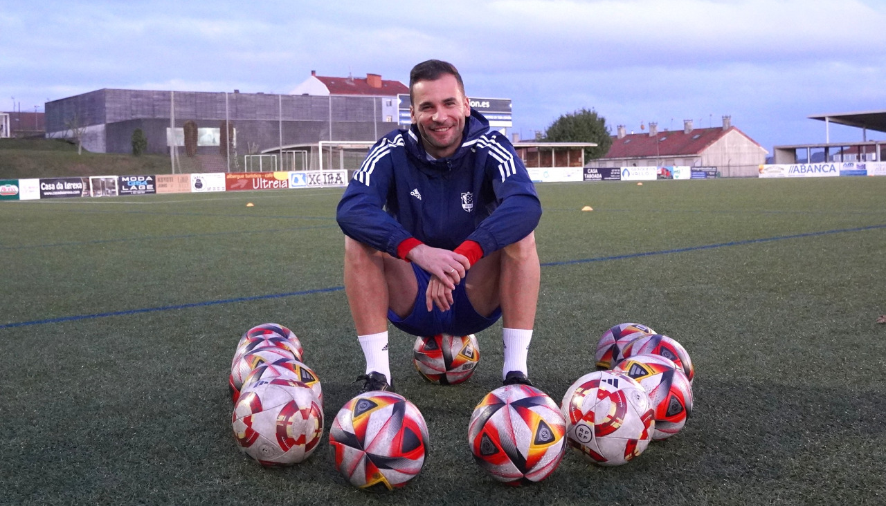 Adri Rodríguez posa en el entrenamiento de ayer con la Selección Gallega en Arzúa con doce balones, el mismo número de goles que lleva en liga