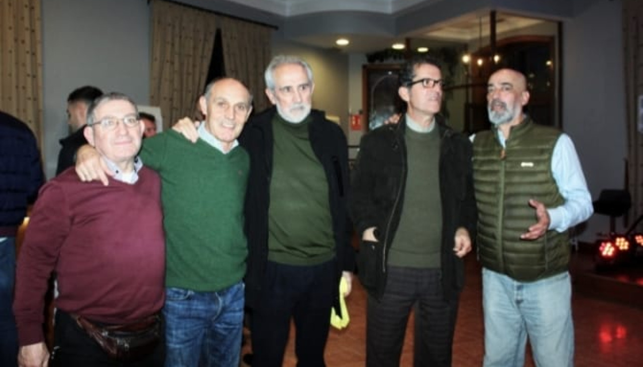 Richar abraza a Cubeiro durante la comida del sesenta aniversario del CJ Cambados en el Forniños en 2023