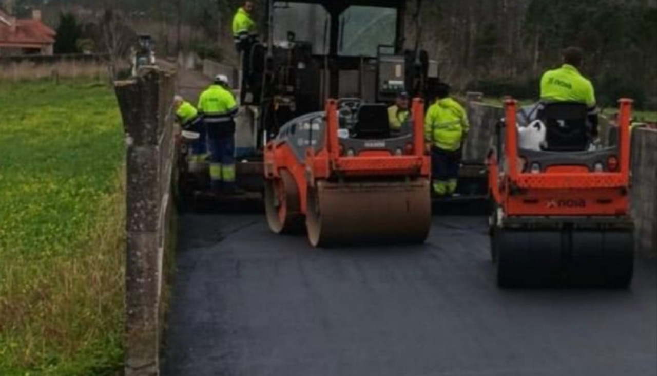 Operarios de la empresa Nemesio Ordóñez SA remataron la renovación del pavimento del camino de Os Muiños con una capa de aglomerado asfáltico en caliente