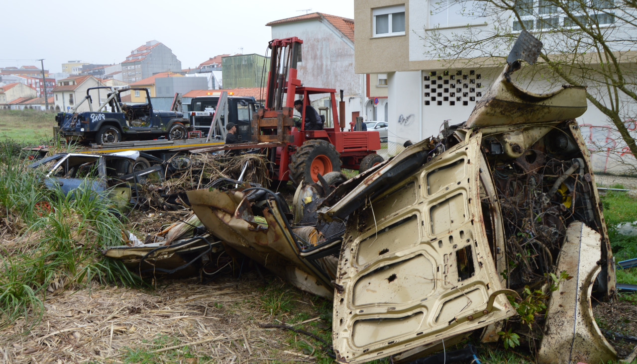 Desguaces Barbanza está procediendo a la retirada de una decena de vehículos embargados por juzgados y que llevaban depositados desde hace tres décadas en una finca situada a la entrada del parque periurbano de San Roque