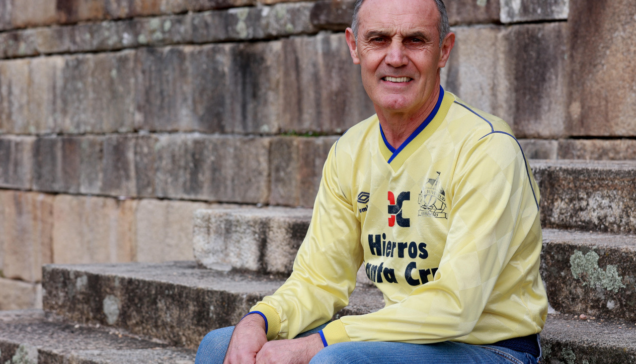Richar Charlín posa en la Plaza de Fefináns con la mítica camiseta del CJ Cambados que defendió hace más de treinta años en Tercera y Segund B