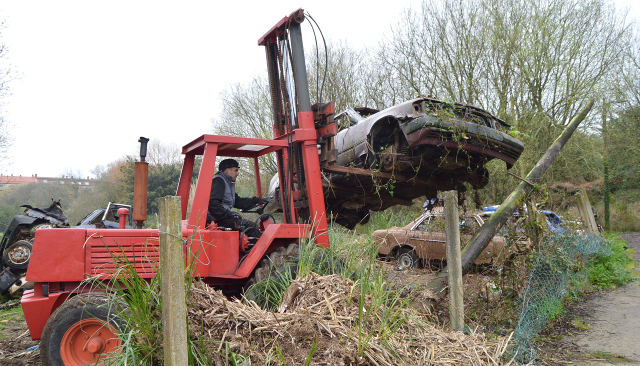 Desguaces Barbanza está procediendo a la retirada de los vehículos embargados de una parcela situada a la entrada del parque periurbano de San Roque