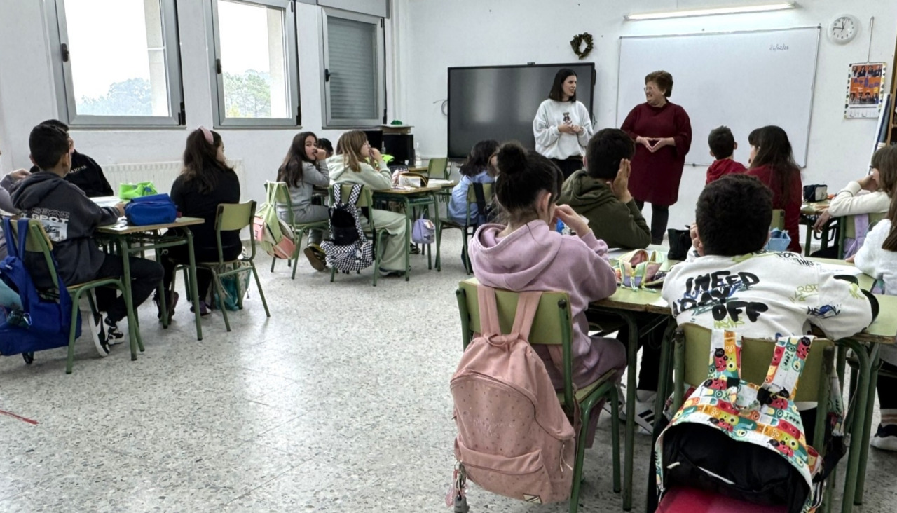 La concejala de Ensino, Carme Silva, asistió a la sesión que sobre prevención del acoso escolar y resolución de conflictos se impartió en el colegio Santa María do Castro