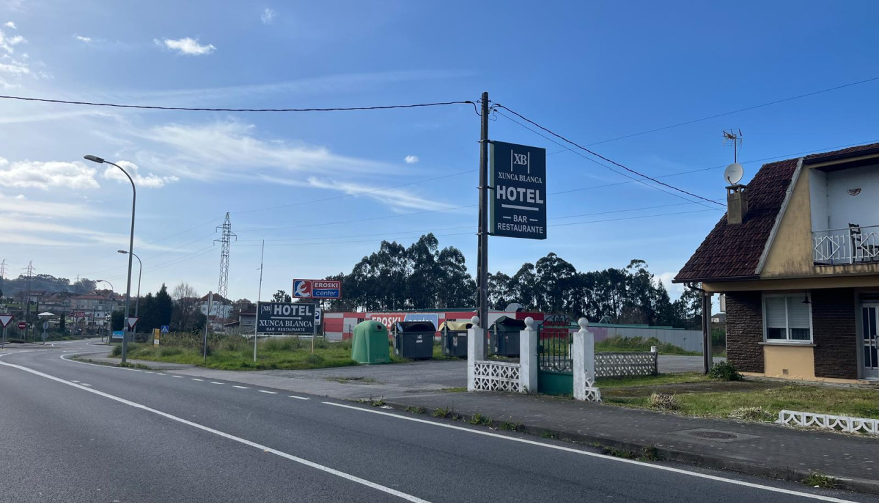 El vehículo estaba estacionado en el aparcamiento del Hotel Xunca Blanca