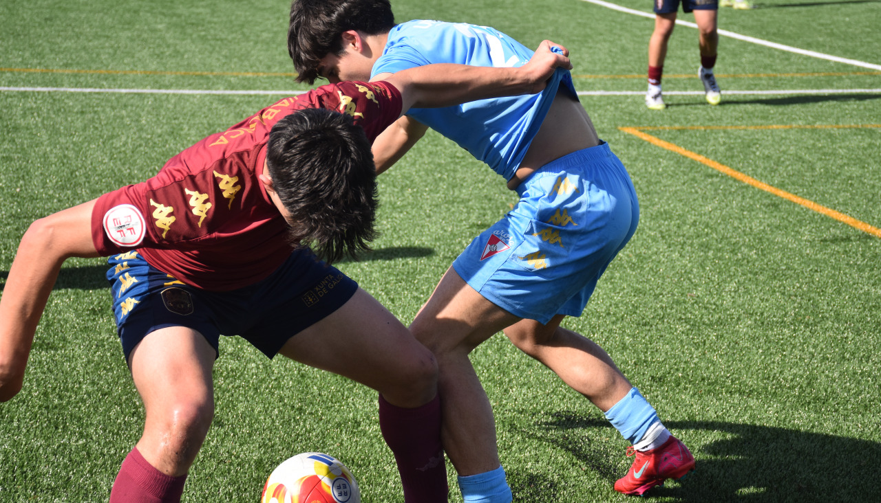 Xavi, que marcó el primer gol del Arosa, pugna por el balón durante el partido