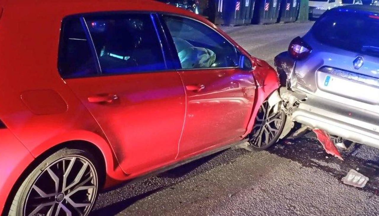 El vehículo impactó contra un turismo estacionado en un lateral de la calzada