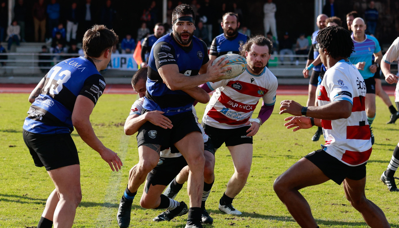Gambita en acción con el oval durante el partido del sábado en Fontecarmoa, donde se enfrentaron los dos mejores equipos de la fase regular