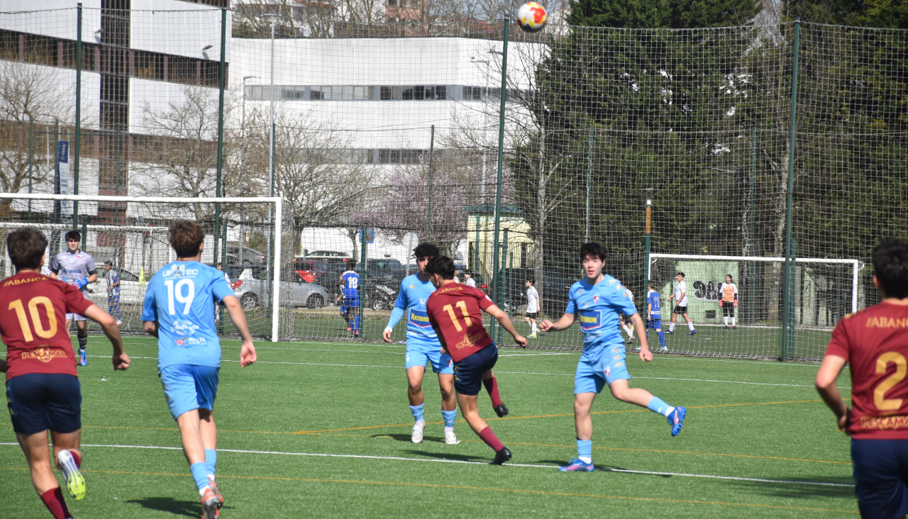 Juan Diego despeja durante la segunda parte en el Manolo Barreiro