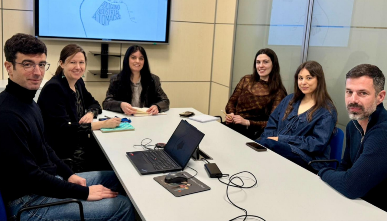 Miembros de la junta directiva de la Entidad Urbanística de Conservación del Polígono Industrial de A Tomada, en A Pobra, se reunieron con la arquitecta Laura Pena Cristóbal, autora de un proyecto de fin de máster ganador en los ‘XXI Premios COAG Arquitectura’