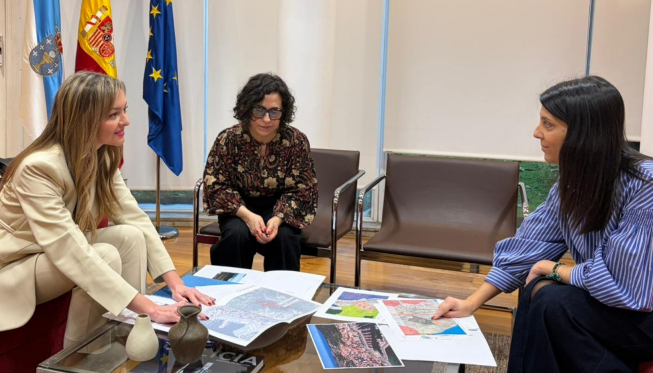 La conselleira de Política Social e Igualdade, Fabiola García, acompañada de la secretaria xeral técnica da Consellería, María Francisca Gómez, se reunió esta mañana con la alcaldesa de Ribeira, María Sampedro