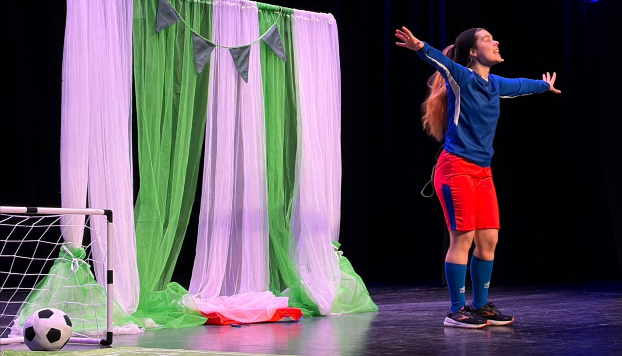 La compañía Trémola representó el cuentacuentos 'O mundo ao revés' en el auditorio de Ribeira en el inicio de los actos conmemorativos del 8-M