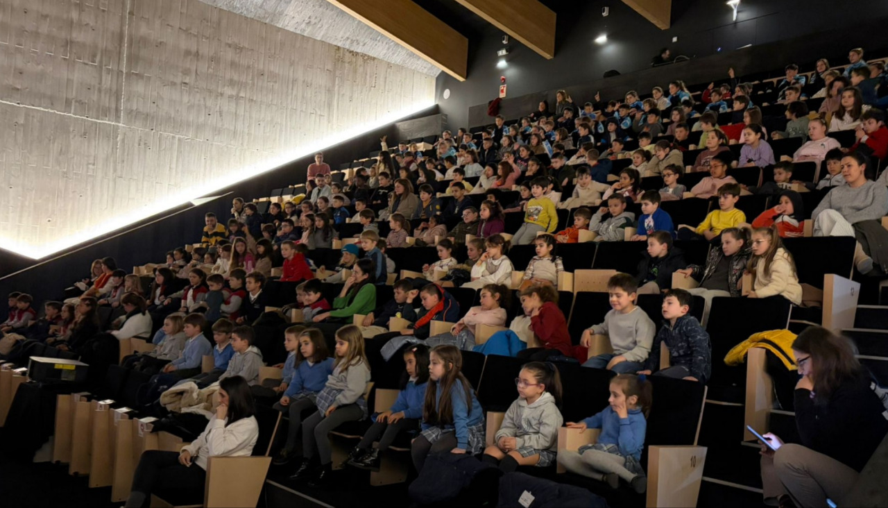 El patio de butacas del auditorio de Ribeira estuvo prácticamente repleto de escolares para presenciar el cuentacuentos 'O mundo ao revés' de Trémola