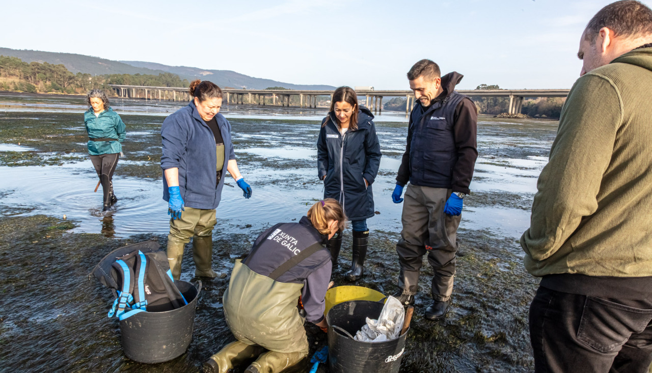 La conselleira do Mar, Marta Villaverde, supervisó los trabajos de muestreo que se llevaron a cabo en el banco marisquero de Beluso para determinar la afectación por los recientes temporales