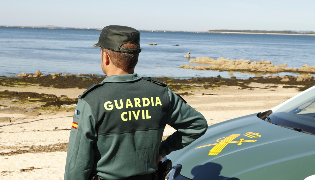 Un agente de la Guardia Civil frente a una playa en O Salnés