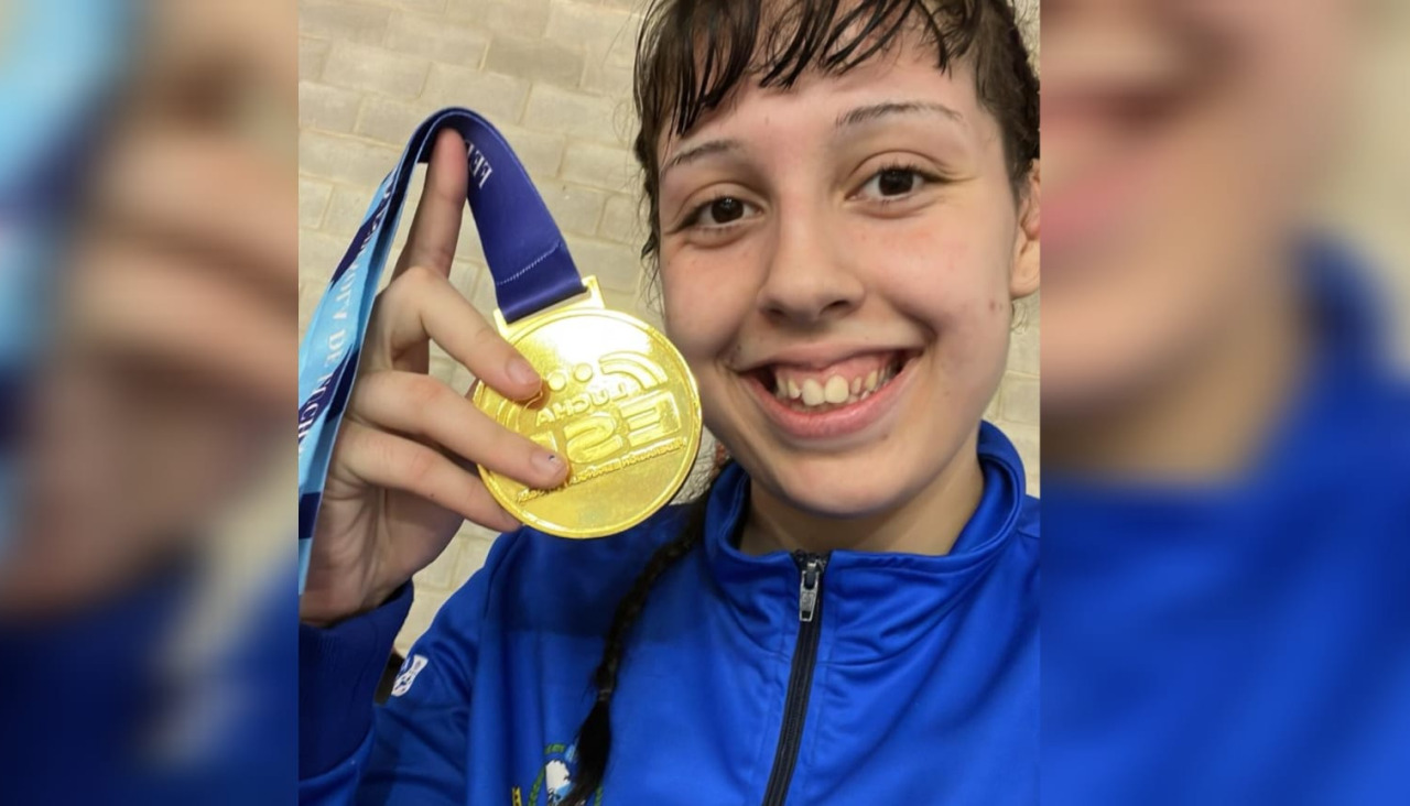 Ana Ferro muestra su medalla de oro lograda en Murcia