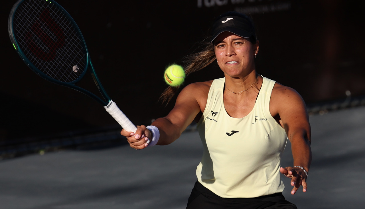 MEX5355. MÉRIDA (MÉXICO), 24/02/2026.- La tenista Jessica Bouzas Maneiro de España devuelve una bola frente a Heather Watson de Reino Unido este martes, en un partido del Mérida Open en Yucatán (México). EFE/ Lorenzo Hernández