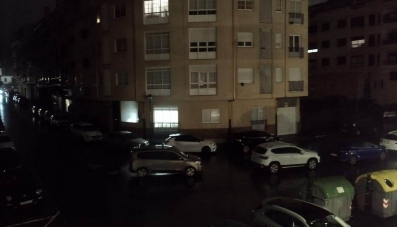 El BNG difundió esta imagen de una parte del barrio residencial de Abesadas sin iluminación del alumbrado municipal