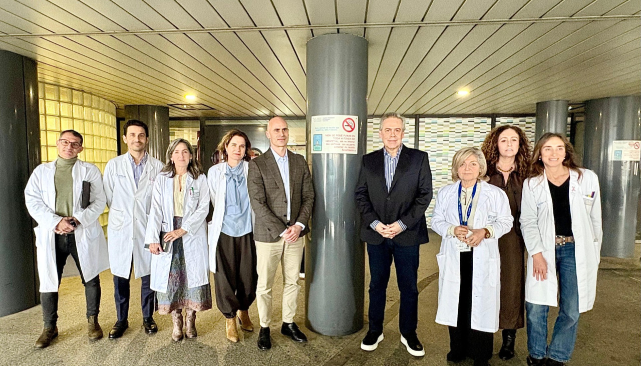 Gómez Caamaño y José Flores, con el equipo directivo, en un cartel de "espazo libre de fume"