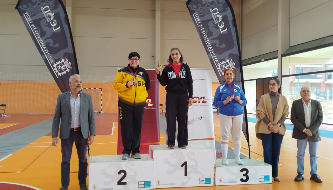 Araceli Bugallo no alto do podio xunto a Isabel Vázquez e Mercedes Orbea