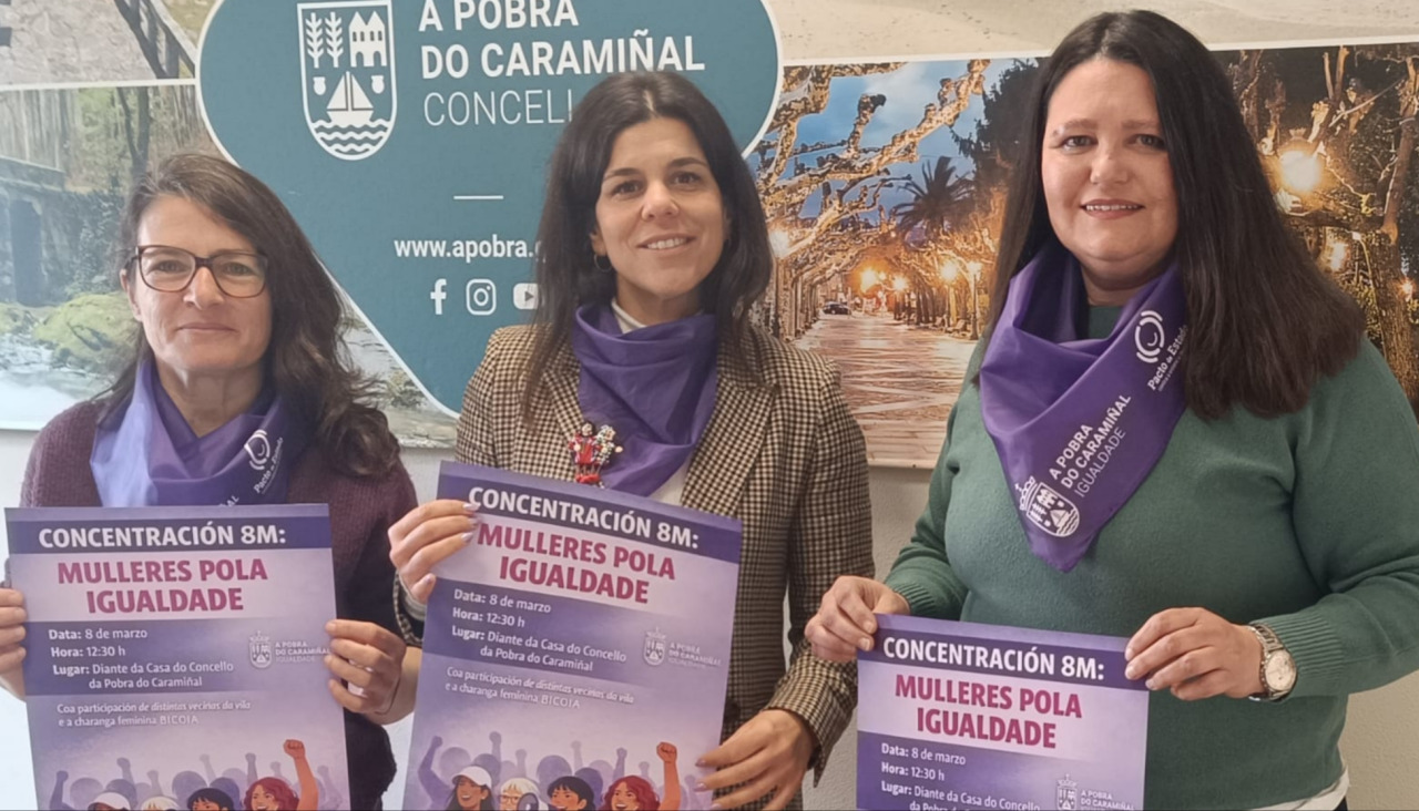 La concejala de Igualdade, Estefanía Ramos, presentó el cartel con la programación del 8-M junto a técnicas de dicho departamento