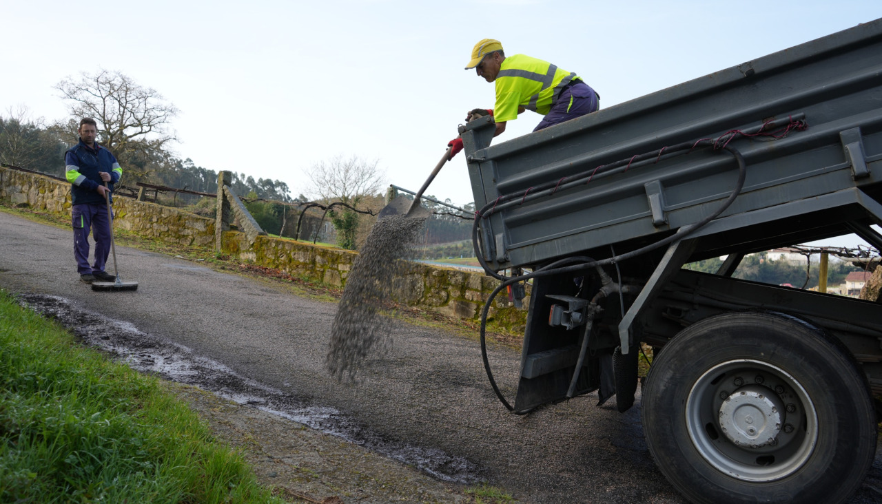 Labores de asfaltado estos días en la parroquia de Leiro