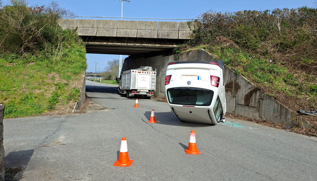 El vehículo accidentado, esta tarde, en el punto