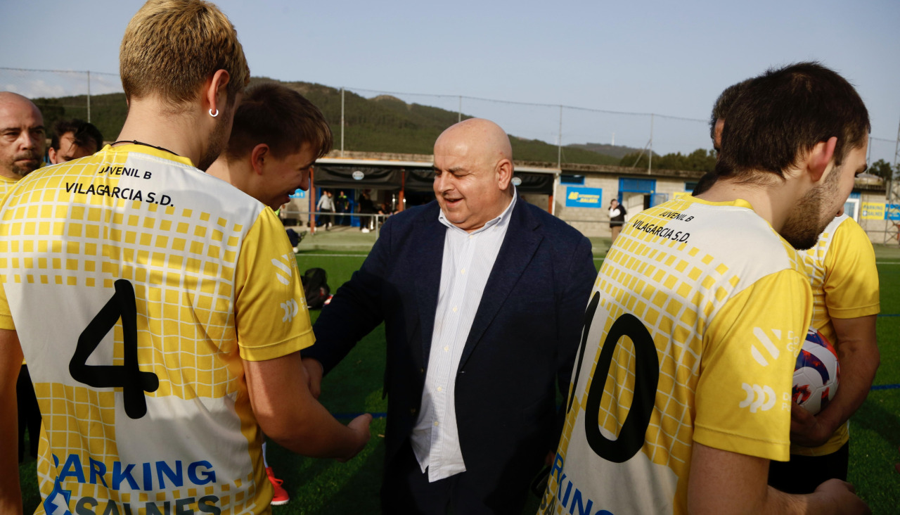 El presidente del fútbol gallego saluda a los futbolistas del equipo Genuine del Vilagarcía