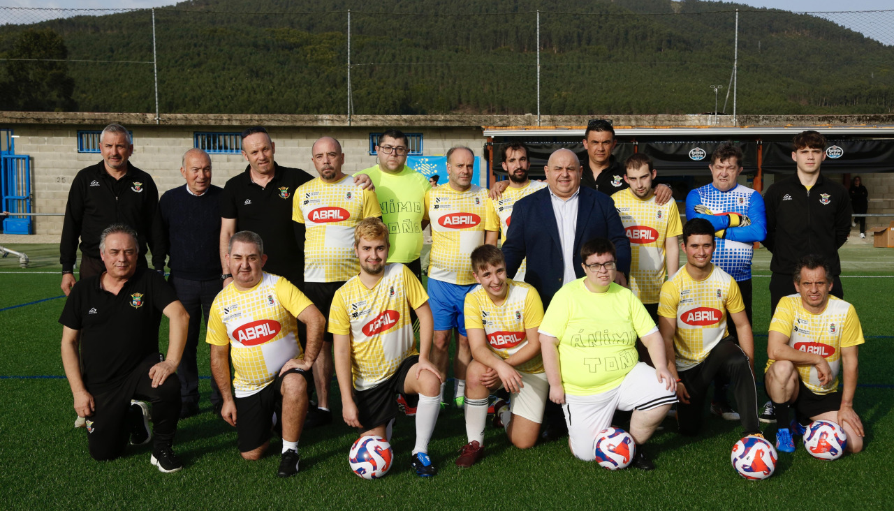 Pablo Prieto posa con los deportistas y representantes del club