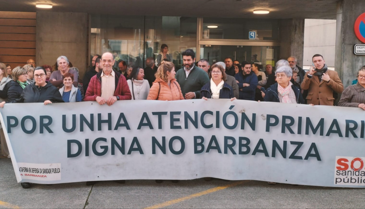 La concentración se desarrolló a última hora de la tarde de ayer delante del ambulatorio rianxeiro