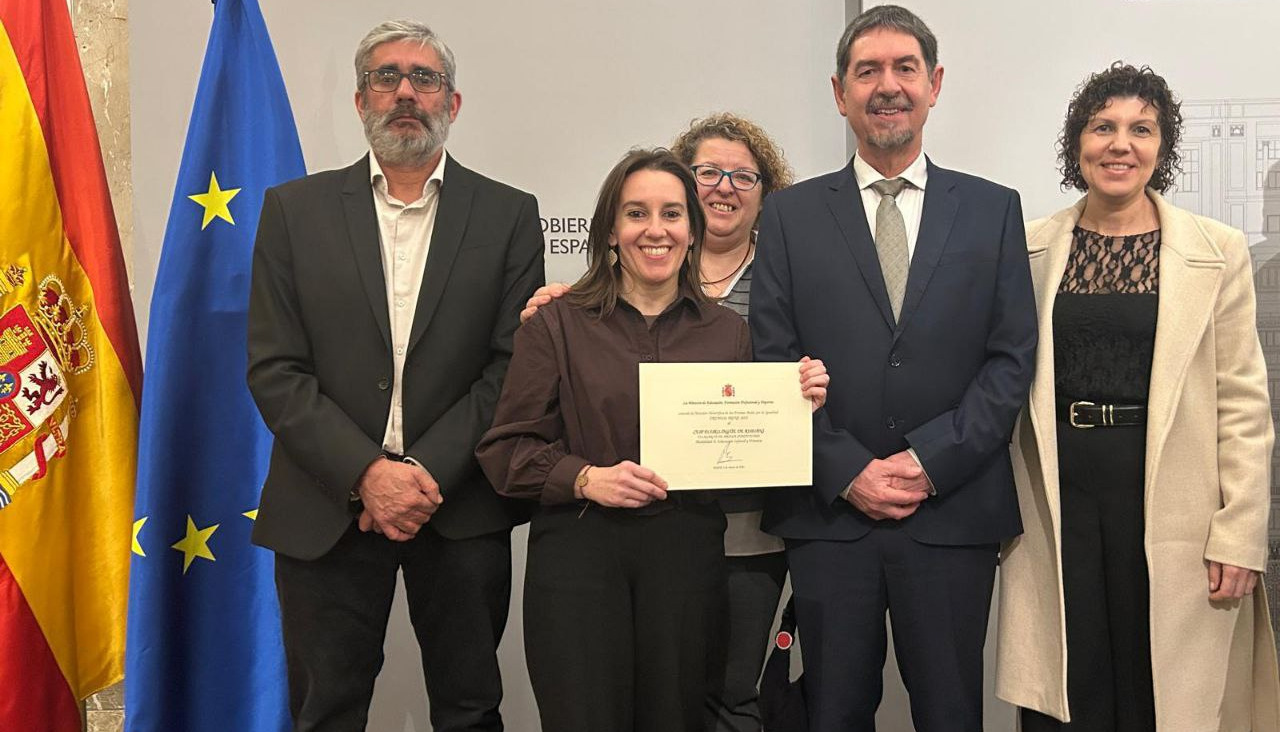 María de la O Fernández, directora, recoge el premio