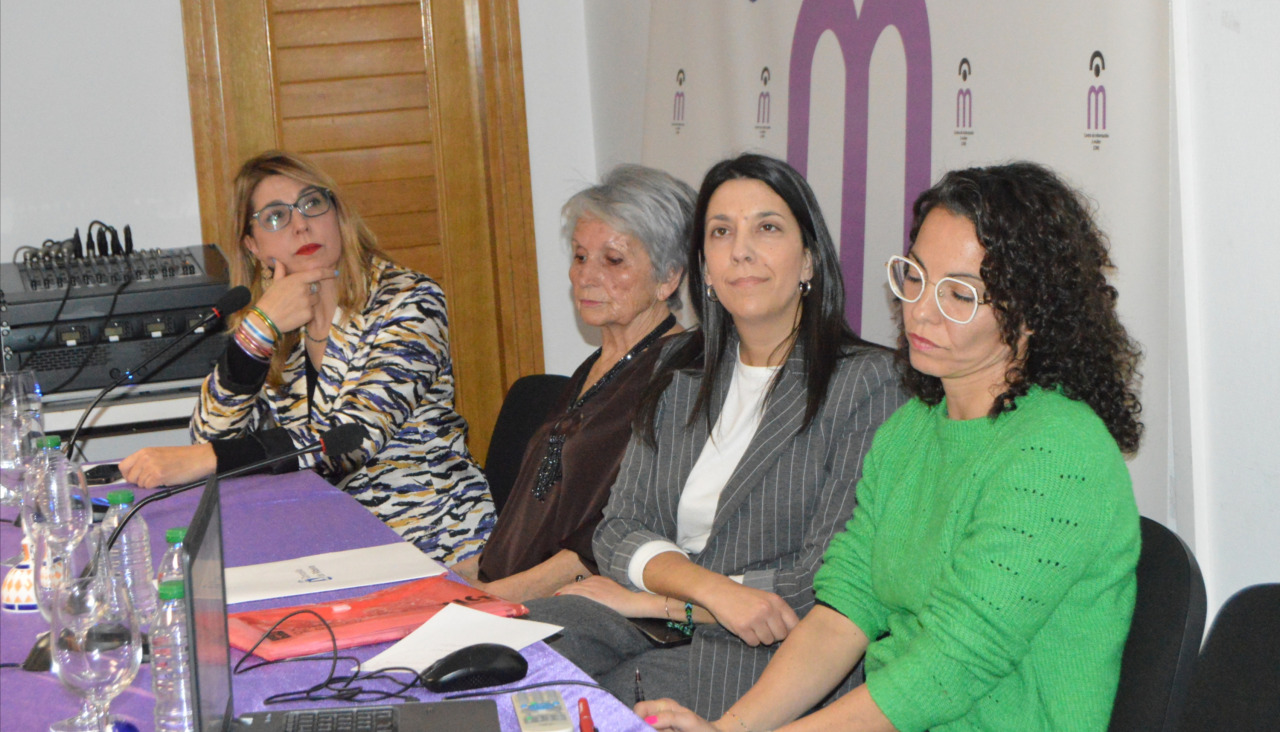 Ana Barreiro, Gloria Cacharrón, María Sampedro y Sabela Pensado,, junto a Ana Belén Crujeiras, intervinieron en la mesa redonda bajo la denominación 'Muller, Deporte e Saúde'