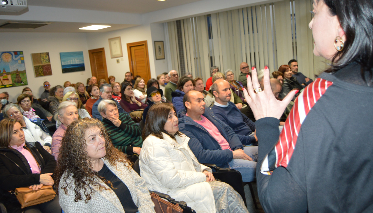 Ana Belén Crujeiras fue una de las participantes en la mesa redonda 'Muller, Deporte e Saúde' en un salón de actos abarrotado de público