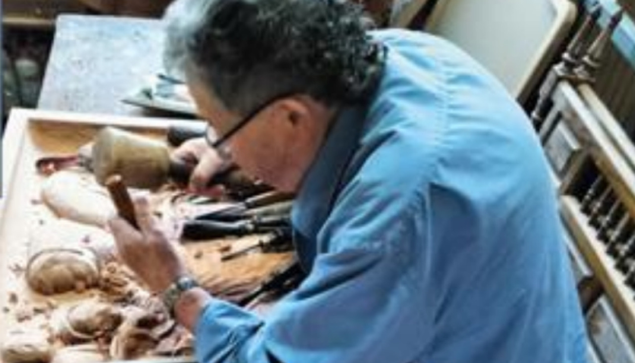 El pobrense Demetrio Bermo acumula siete décadas de trayectoria como diseñador, ebanista y tallista
