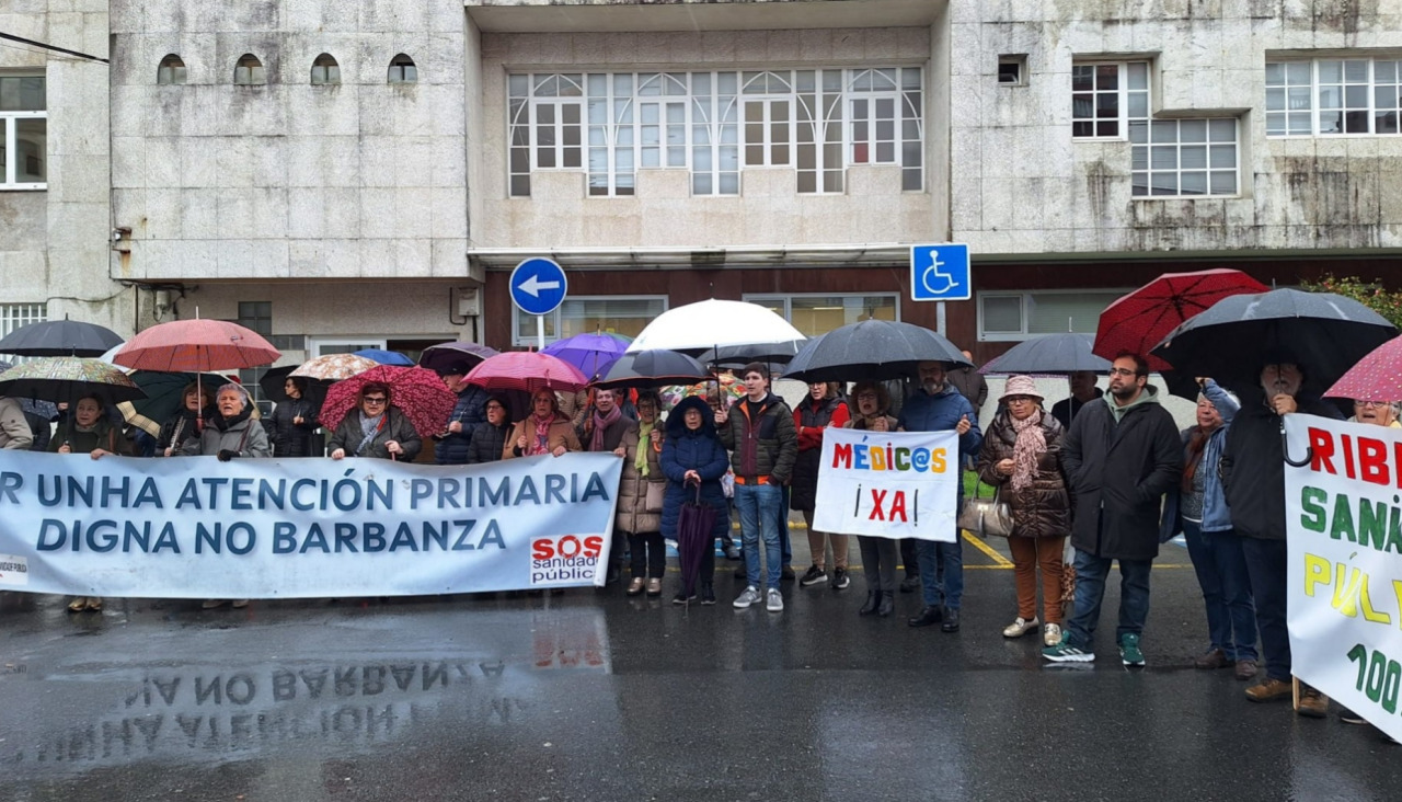 La concentración vecinal, con respaldo de representantes locales de PSOE y BNG, se desarrolló de nuevo delante de la fachada principal del ambulatorio