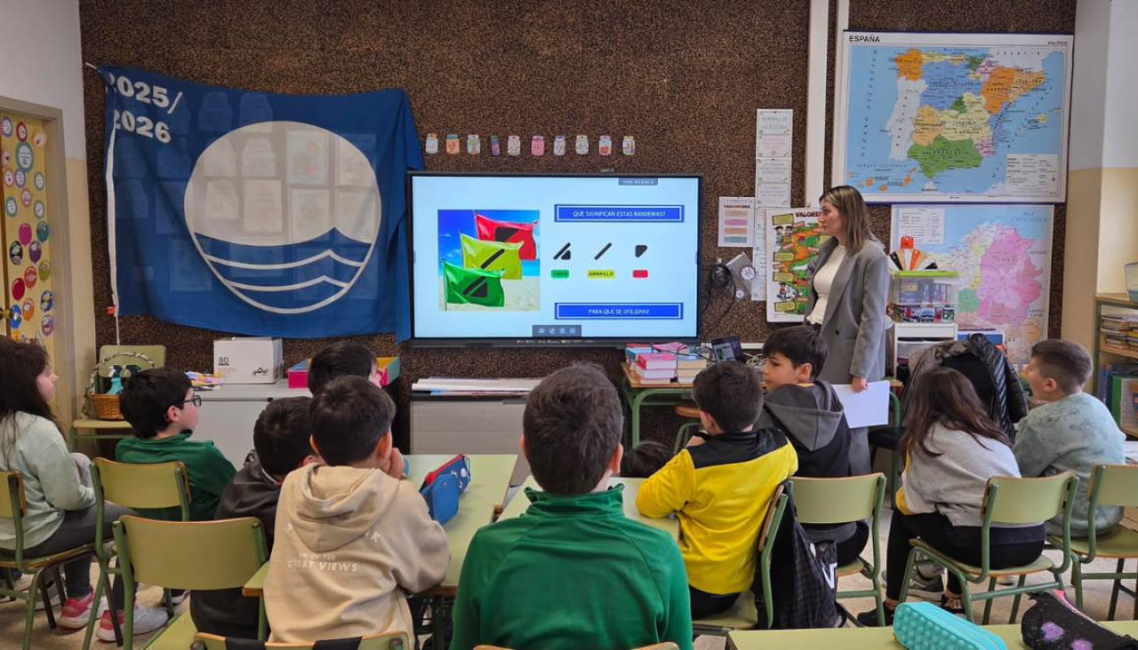 Escolares en una charla sobre el programa 'Bandeira Azul' en Sanxenxo