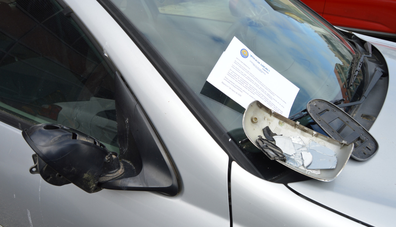 El retrovisor derecho de un Nissan Almera estacionado en el parkin g en superficie de un centro comercial de la Avenida da Coruña quedó destrozado
