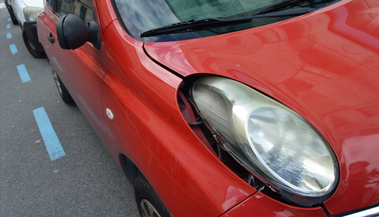 El faro delantero derecho de un Nissan Micra aparcado en el Malecón apareció hundido tras recibir la patada de un individuo