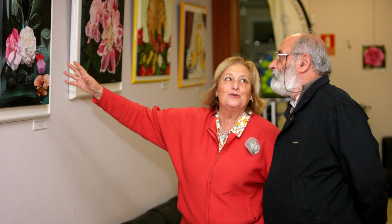 La artista, Rosa Crespo, explicando una de sus obras