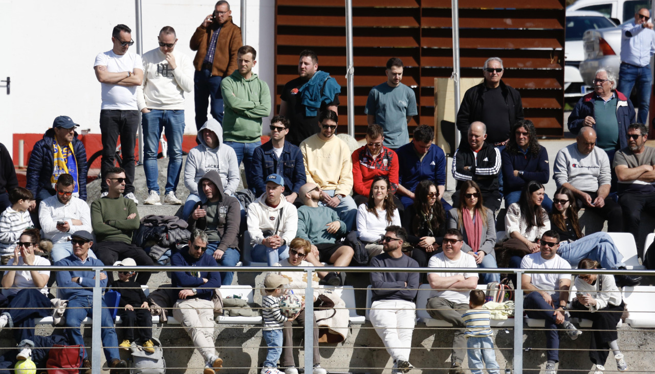 Buen ambiente de derbi en una mañana soleada en A Illa