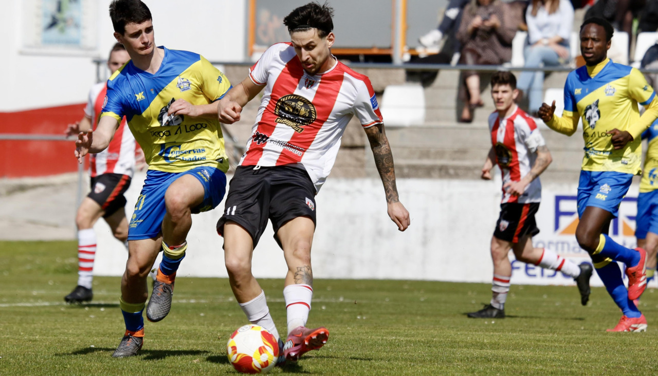 Marcos Blanco, autor del primer gol de los locales, abre el juego a banda