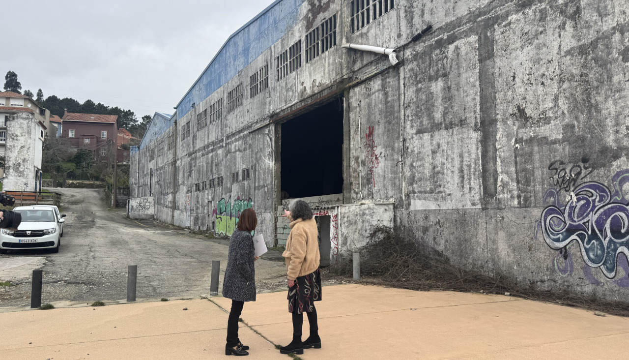 Rosana Pérez y Amparo Cerecedo- visitaron la zona de A Ribeiriña donde se ubica la antigua nave de Hadasa y en suyo entorno se registraron vertidos contaminantes