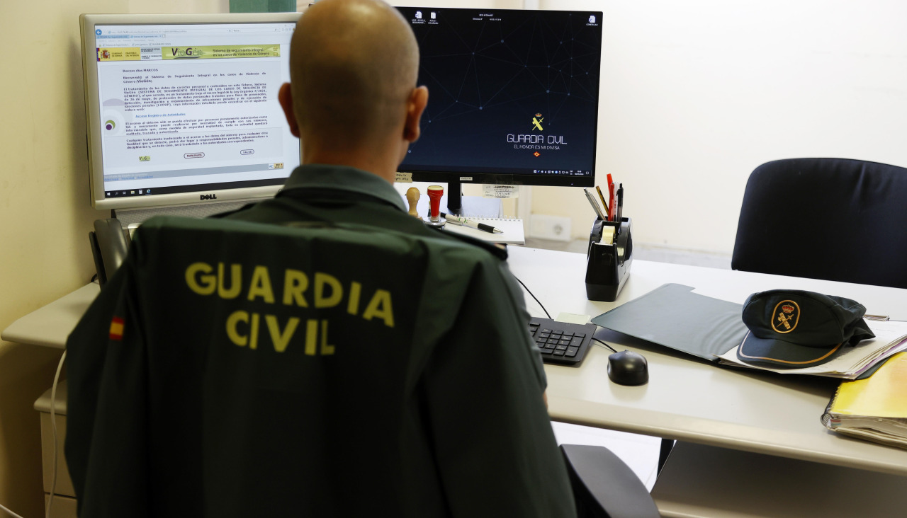 Un agente de la Guardia Civil en su despacho