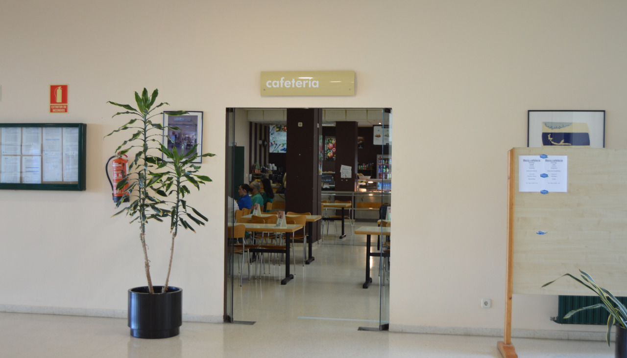 El servicio de cfetería-comerdor, que se acaba de sacar a contratación, se ubica en la planbta baja del complejo asistencial ubicado en el lugar de Salmón