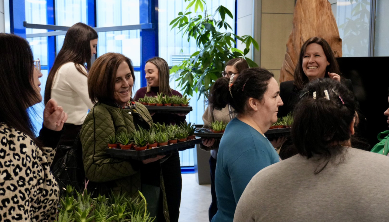 Usuarias de Ambar entregaron plantas a la plantilla de la compañía pobrense Congalsa Ambar Día Internacional de la Mujer