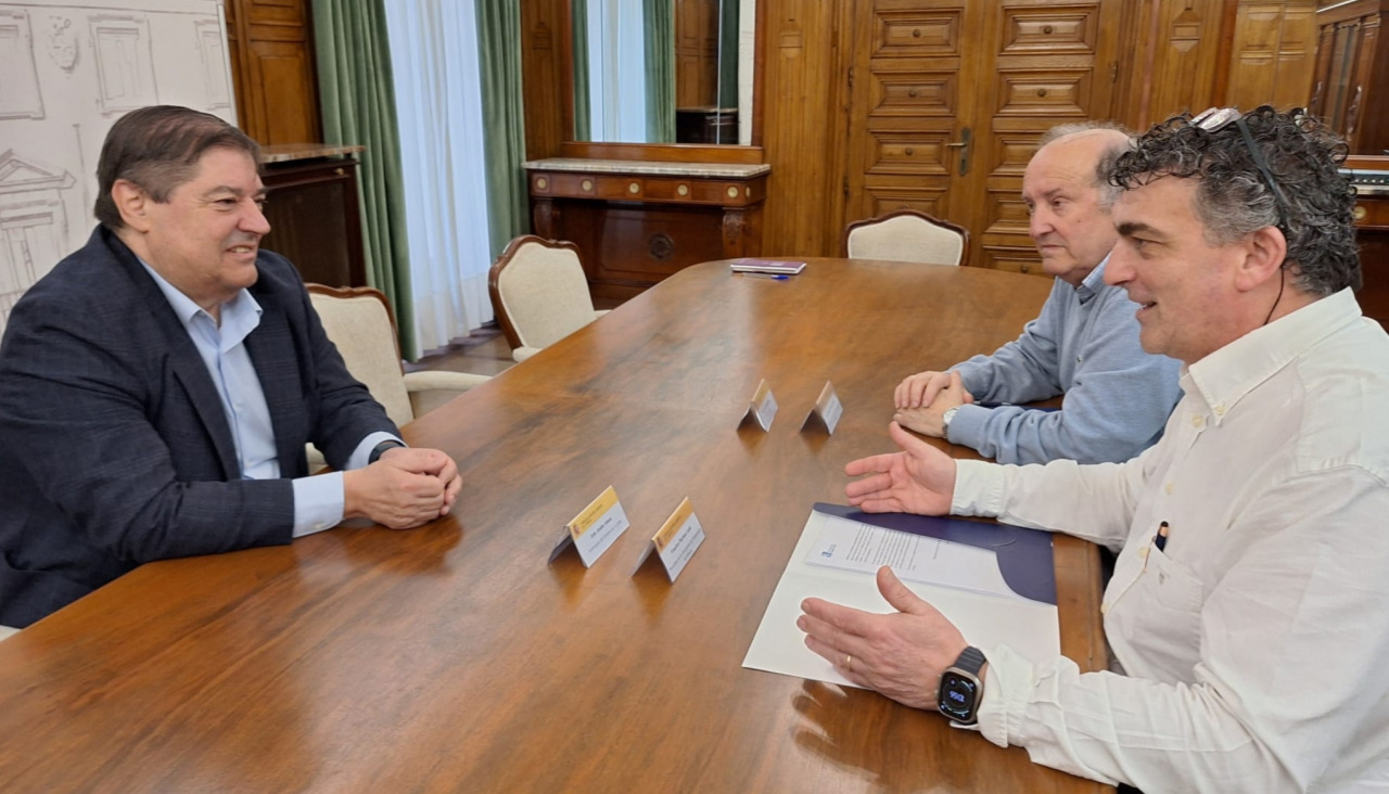El subdelegado del Gobierno en A Coruña, Julio Abalde, se reunió en la sede de dicho organismo en la ciudad herculina con el presidente y el secretario de la Asociación de Empresarios de Ribeira, Francisco Martínez Gude y Juan Martínez Puente