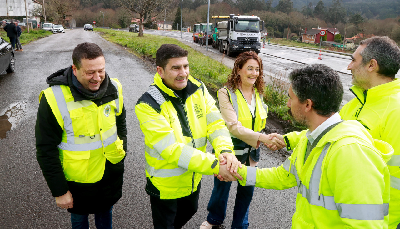 El delegado del Gobierno en Galicia, Pedro Blanco, junto al alcalde de Cuntis, Manuel Campos, y otras autoridades