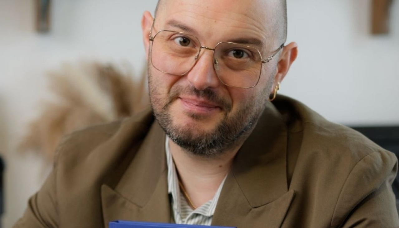 Fran Diéguez con el libro que escribió sobre el cuidado adecuado de la piel