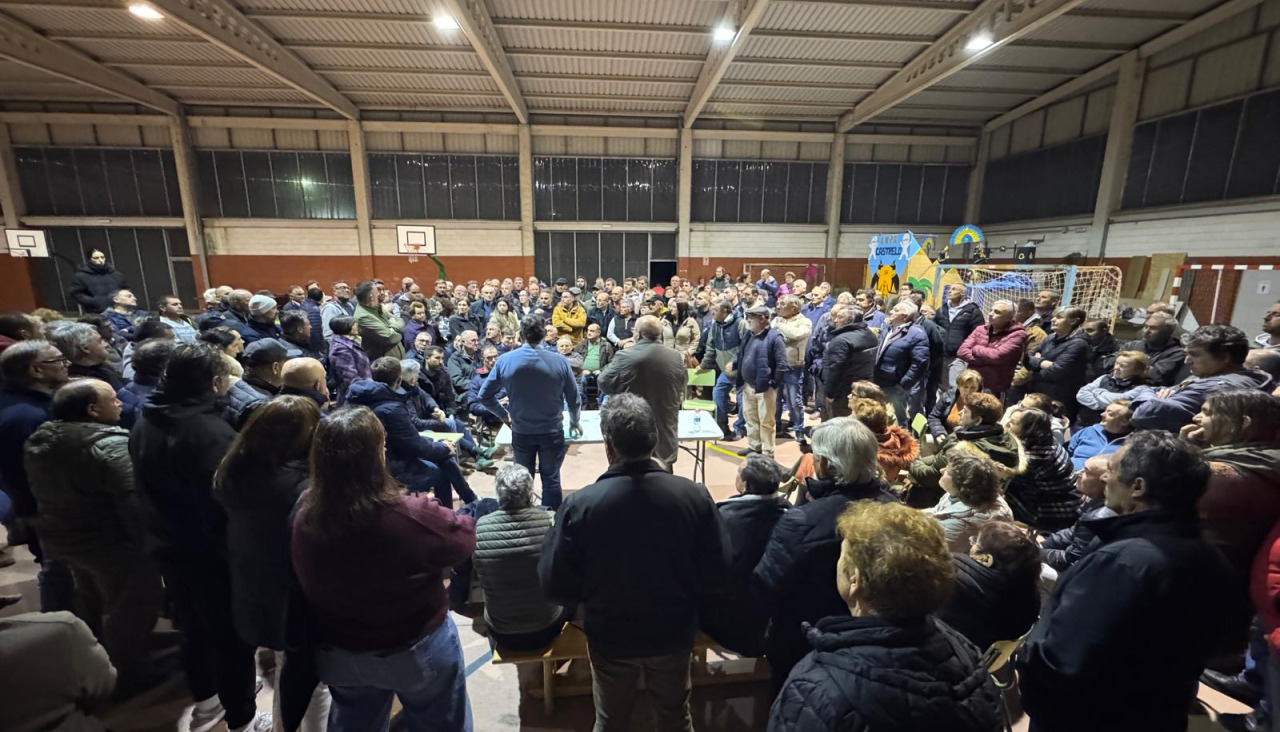 Un gran número de viticultores se reunieron el lunes en el polideportivo de Castrelo